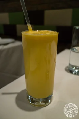 芒果Lassi at. Haldi,印度中国体育网直播在咖喱山,纽约,纽约