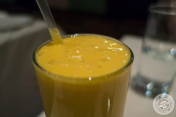 芒果Lassi at. Haldi,印度中国体育网直播在咖喱山,纽约,纽约