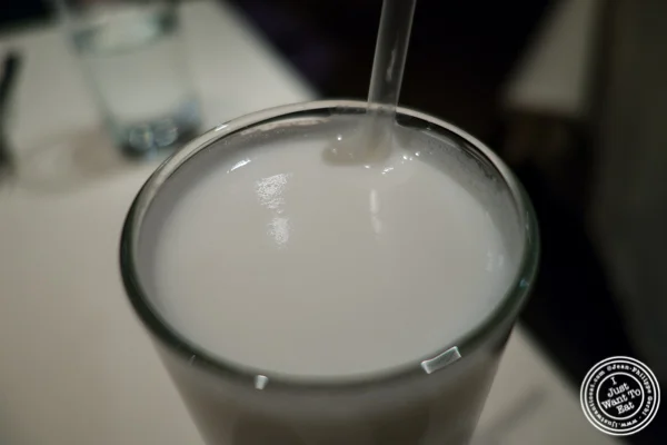 甜的 lassi at Haldi,印度中国体育网直播在咖喱山,纽约,纽约