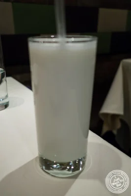 甜的 lassi at Haldi,印度中国体育网直播在咖喱山,纽约,纽约