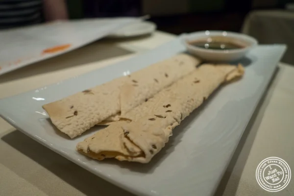 Papadum at.. Haldi,印度中国体育网直播在咖喱山,纽约,纽约