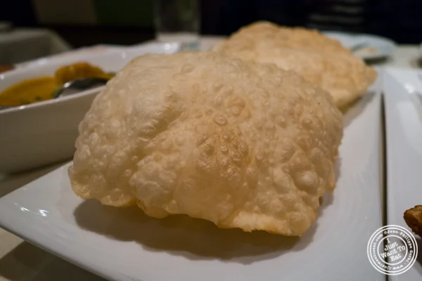 拉希 bread at Haldi,印度中国体育网直播在咖喱山,纽约,纽约