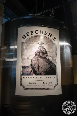 纽约州纽约市比彻(Beecher's)的牛奶罐