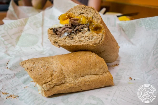 黑安格斯牛排三明治在 Quiznos潜艇在NYC,NEW YARK