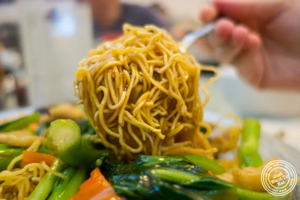 鸡锅炒面条 at 唐人街拥有的伟大纽约诺德莱特