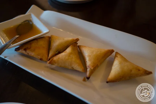 在Weehawken,NJ的Hi-So Thai的Flaky Crust Curry Puffs
