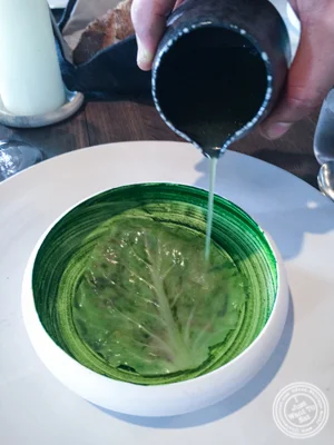 卷心菜叶子和白色醋栗在Noma在哥本哈根,丹麦