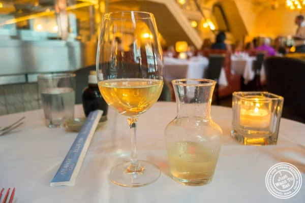 在蓝色水格栅的riesling在纽约,纽约
