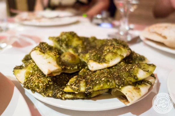 zaatar馅饼在byblos,黎巴嫩餐厅在纽约,纽约