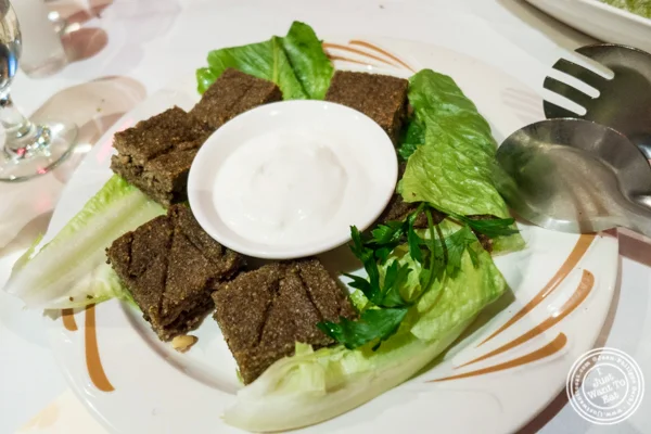 在byblos的烤的kibbee,黎巴嫩餐厅在纽约,纽约
