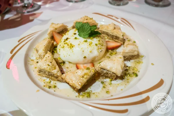 Baklava和Mouhalabia在Byblos,黎巴嫩餐厅在纽约,纽约