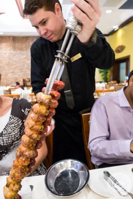 在Churrascaria plataforma的鸡和猪肉香肠在中国体育网直播,中国体育网直播