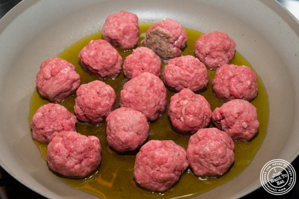 食谱:奥佐肉丸- searing the meatballs