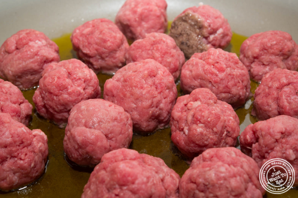 食谱:奥佐肉丸- searing the meatballs