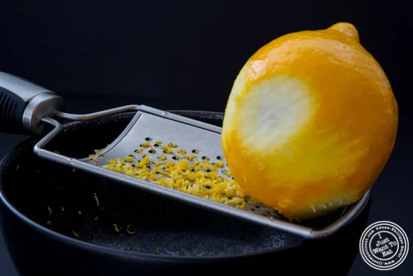 食谱:橄榄油蛋糕- Meyer lemon zest