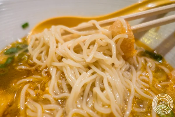 在夏秀拉面的面条在纽约纽约纽约的Boi Noodle房子