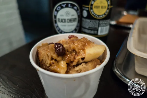 苹果面包布丁在Mighty Quinn的BBQ在纽约,纽约