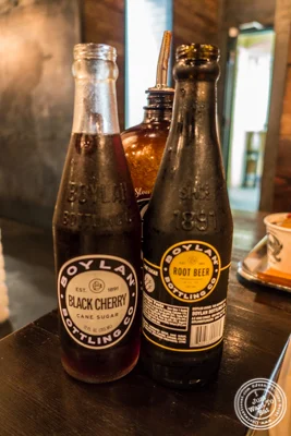 在Mighty Quinn的BBQ在纽约,纽约的Boylan Sodas