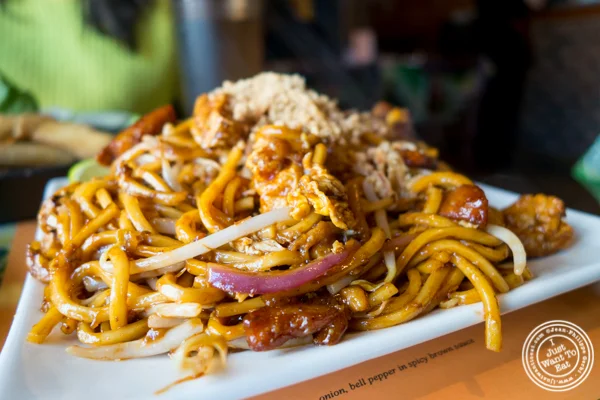 在霍博肯的Satay马来西亚菜的Mee Goreng