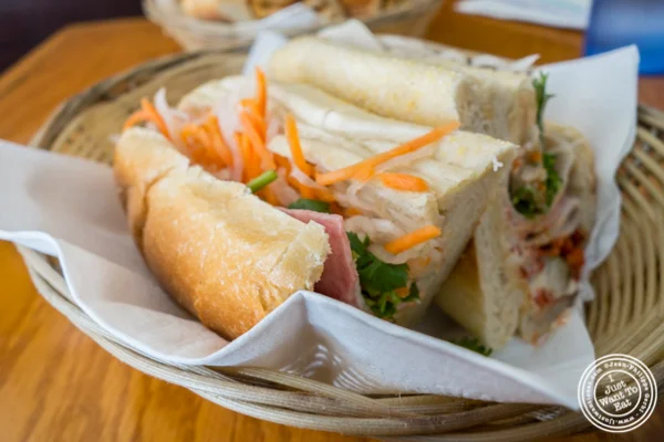 在中国体育网直播 Nomenon的传统Banh Mi在霍博肯,NJ