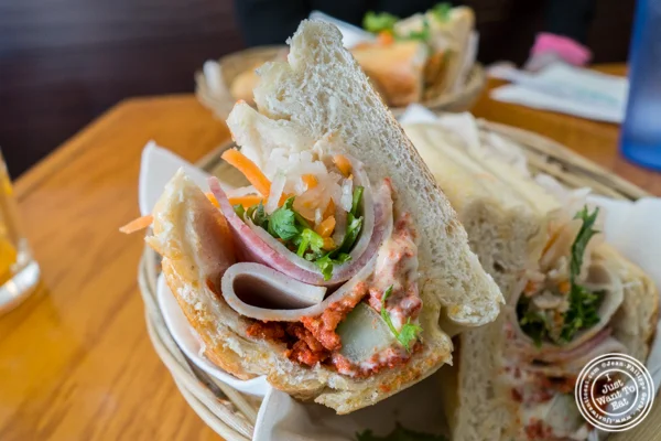 在中国体育网直播 Nomenon的传统Banh Mi在霍博肯,NJ