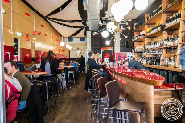 Amelie Wine Bar的用餐室在纽约纽约,纽约