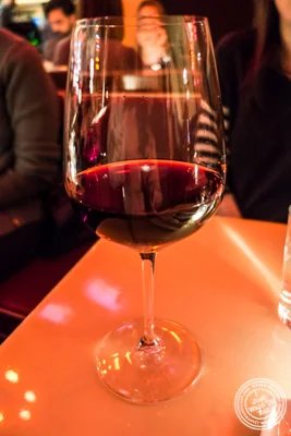 杯Bourgogne Rouge,Domaine Seguin-Manuel 2013年在Amelie酒吧在纽约,纽约