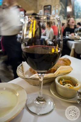 杯在Gigino Trattoria的Montepulciano酒在Tribeca