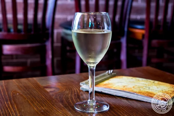 Glass的Cote Mas Sud De France 2013在摘机,生酒吧和皇后区Astoria烧烤店