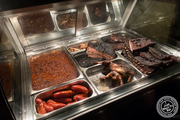 在Fette Sau,Bbq餐厅的肉类展示在布鲁克林