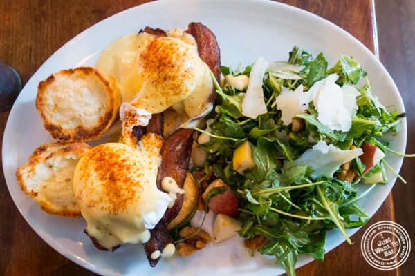 班尼迪克特蛋(Eggs Benedict)在纽约纽约市的布比(Bebby)高线