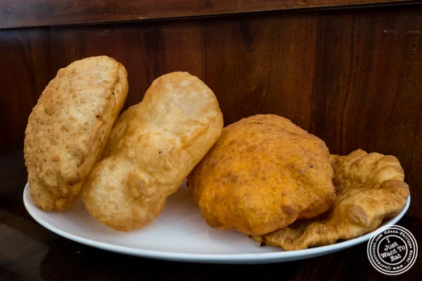 Bhatura拼盘在Kailash Parbat在咖喱山,纽约,纽约