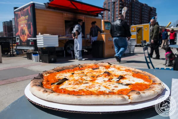 伏特加酱披萨在码头13 in Hoboken,NJ