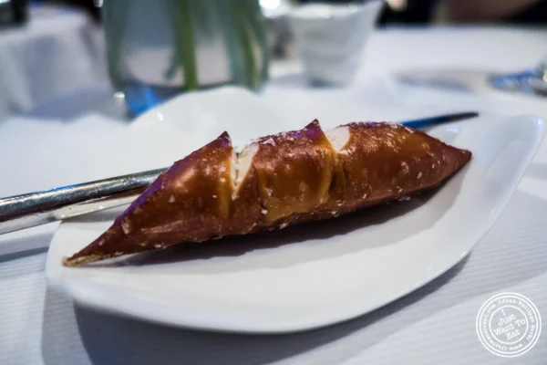 在Jean-Georges的椒盐脆饼面包在纽约,纽约