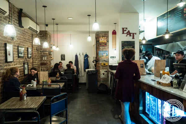Dining room at 烤家常鸡 in East Harlem, 纽约市