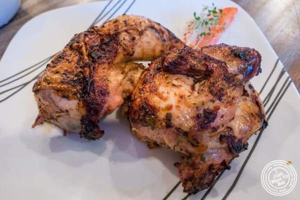 Rotisserie chicken at 烤家常鸡 in East Harlem, 纽约市