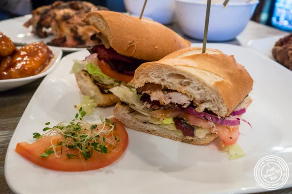 Signature sandwich at 烤家常鸡 in East Harlem, 纽约市