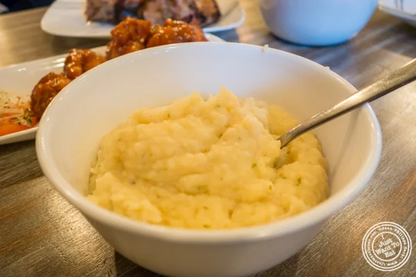 Mash potatoes at 烤家常鸡 in East Harlem, 纽约市