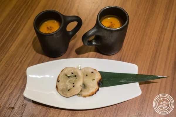 蓝色乳酪naan和南瓜汤在印地安口音在帕克曼梅里尼亚,纽约