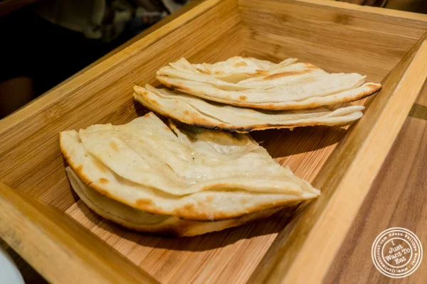 在NYC的Parker Meridien印度口音的黄油Naan