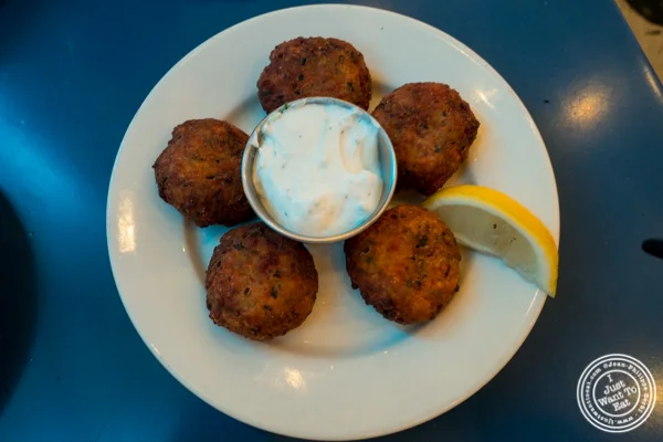 Kolokithokeftedes或Zucchini在纽约纽约纽约市Souvlaki GR的罗克基尼岛