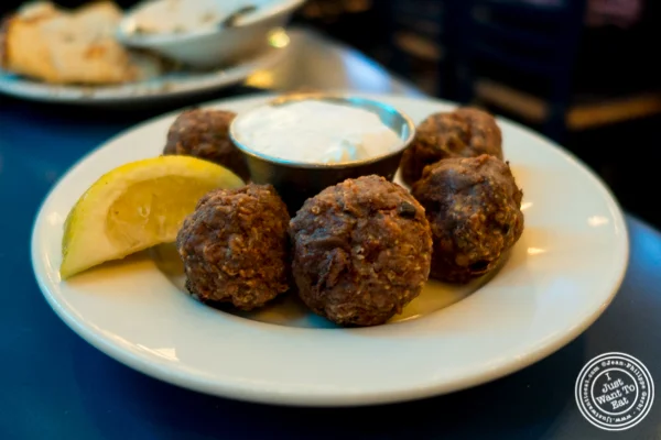 在纽约纽约的Souvlaki Gr的egftedes或牛肉丸子