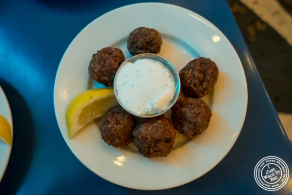 在纽约纽约的Souvlaki Gr的egftedes或牛肉丸子