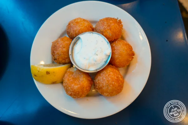 Saganaki乳酪炸丸子在纽约纽约纽约的Souvlaki GR中称为酪虫菌