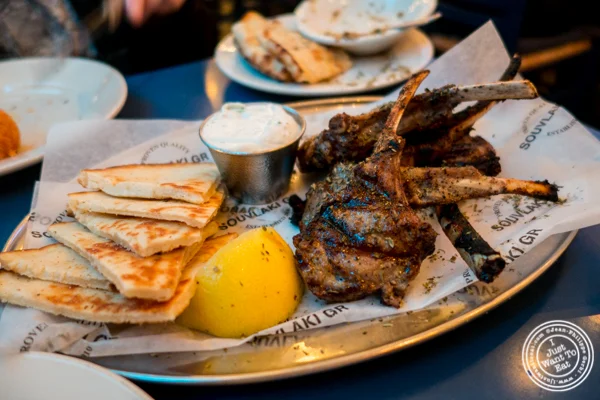 在Souvlaki GR的烤羊排在纽约,纽约