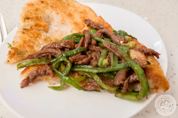 葱薄煎饼用牛肉和胡椒在火焰状中国体育网直播在唐人街,纽约