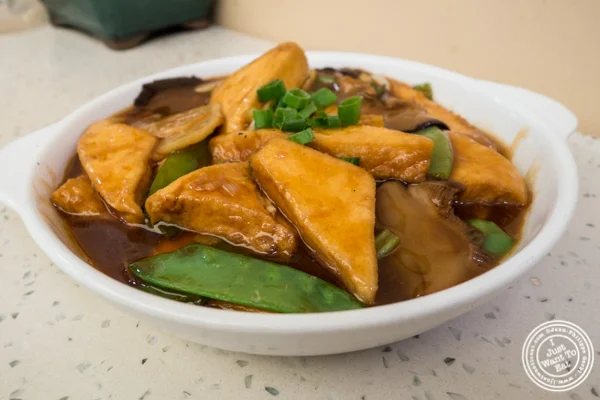 焖豆腐在火红的中国体育网直播在唐人街,纽约