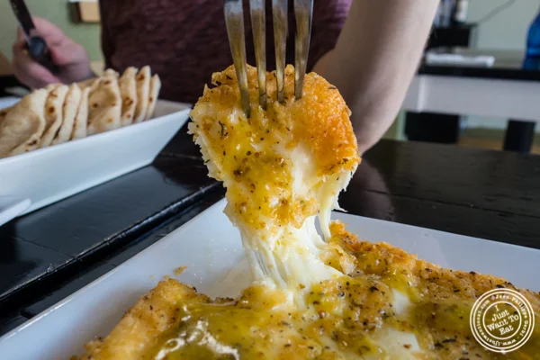 纽约布鲁克林阿夫利希腊厨房的Saganaki