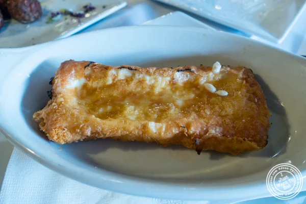 Saganaki.在Jimbo's,中国体育网直播餐厅和酒吧在Queens,Queens
