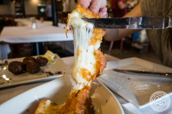 Saganaki.在Jimbo's,中国体育网直播餐厅和酒吧在Queens,Queens